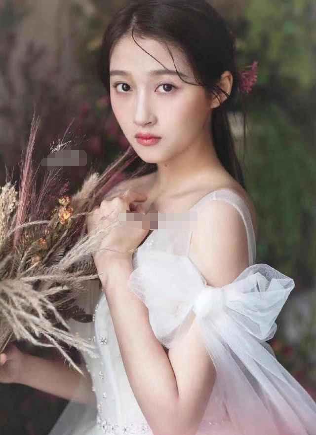 鹿晗關曉彤最新吻照，星光之戀的甜蜜瞬間