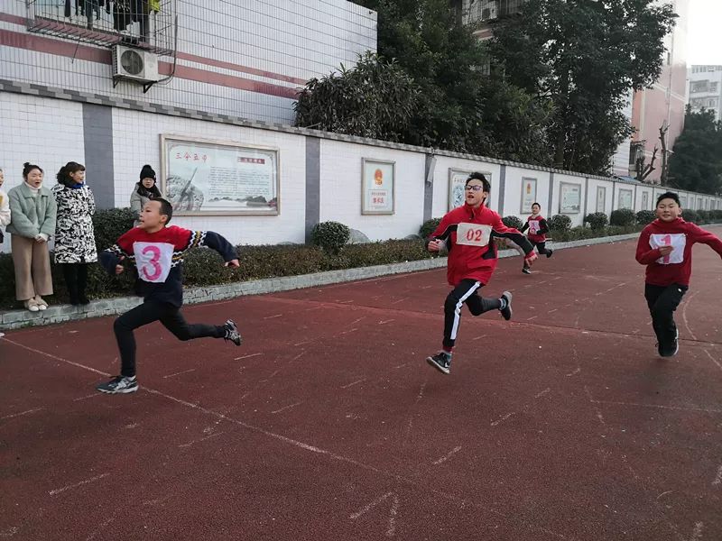 最新小學(xué)生體育課游戲，讓孩子們?cè)谟螒蛑绣憻捝眢w，快樂成長