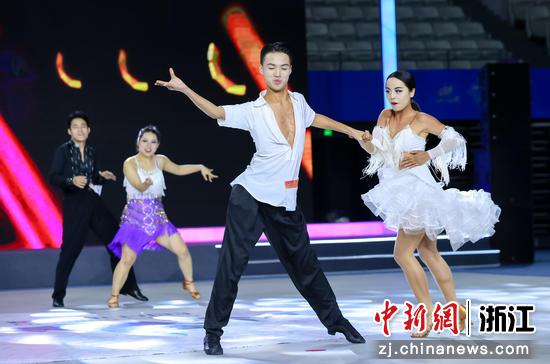 秦建偉2017年最新排舞，舞動時尚與傳統(tǒng)的融合之美
