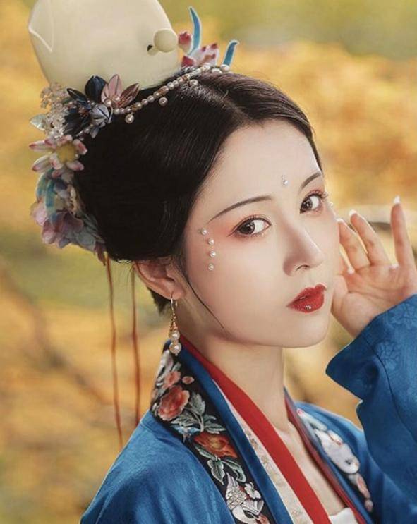 權(quán)臣閑妻鳳輕最新章節(jié)——權(quán)力與智慧的交織